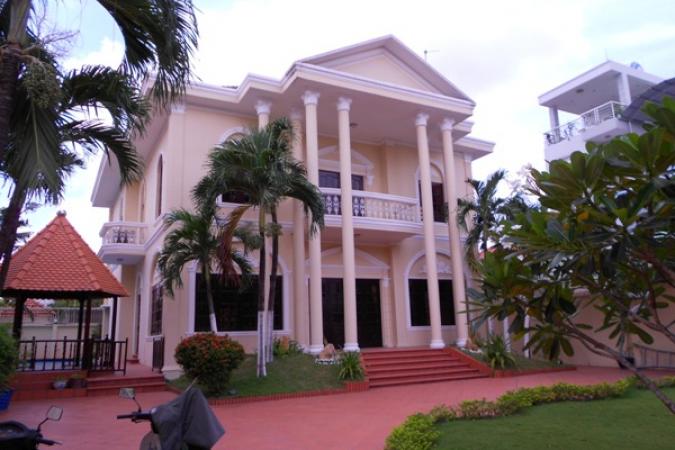 Classic villa for lease in a compound