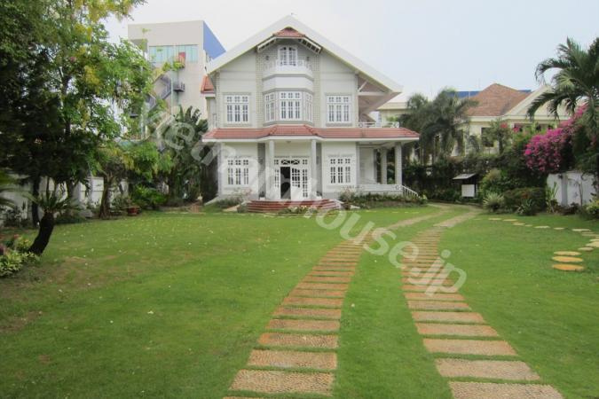 Villa tuyệt đẹp với vườn rộng thoáng mát ngay Thảo Điền Quận 2