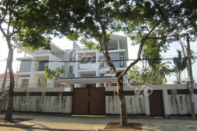 Modern style villa for renting with spacious garden in the main road of Thao dien area