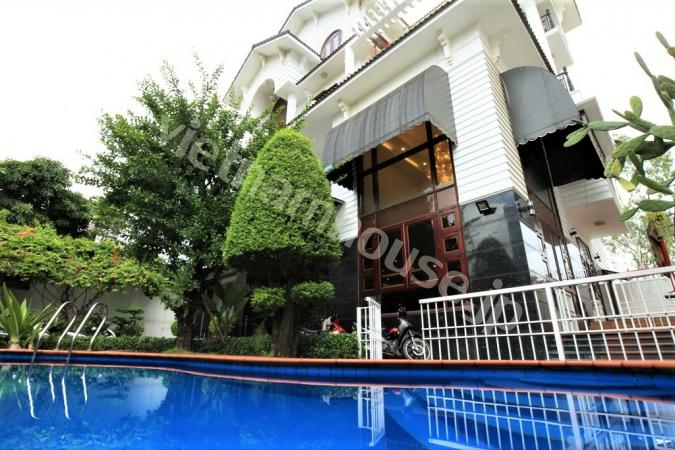 Easy life at nice villa with cool pool and green garden, Thao Dien, District 2.