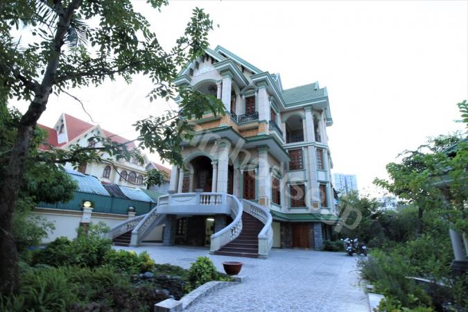 Biệt thự sang trọng phong cách cổ điển tại trung tâm Thảo Diền, Quận 2.