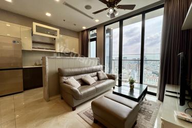 Không gian phòng khách dạng mở lát gạch tại Vinhomes