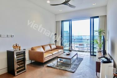 This three-bedroom apartment with a contemporary design and a sumptuous yet modest style maximizes residential space