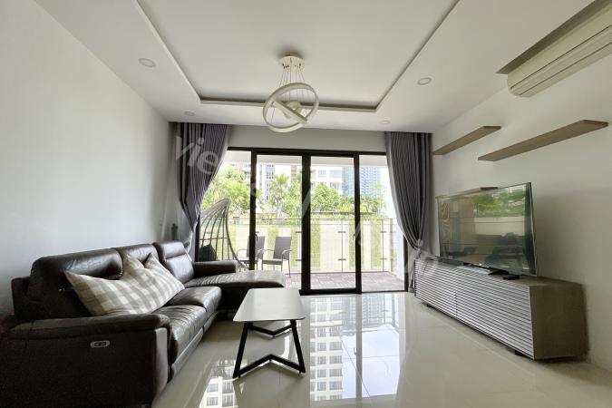 エステラハイツ：広々としたバルコニーを備えた、力強くモダンな黒基調の3LDK