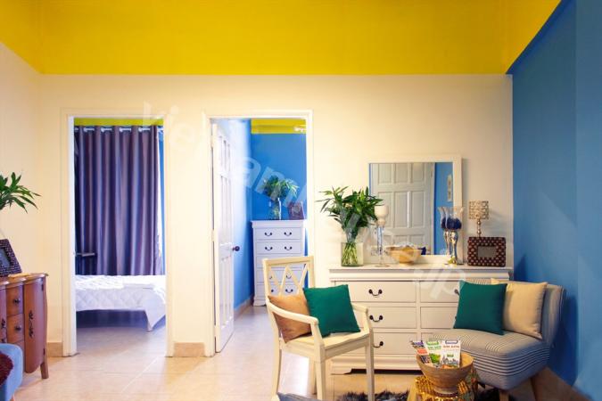 Sự kết hợp hoàn hảo giữa màu xanh dương và màu vàng trong căn hộ kế bên sông Sài Gòn
