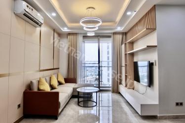 Luxurious 2-bedroom apartment in white and yellow wood tone