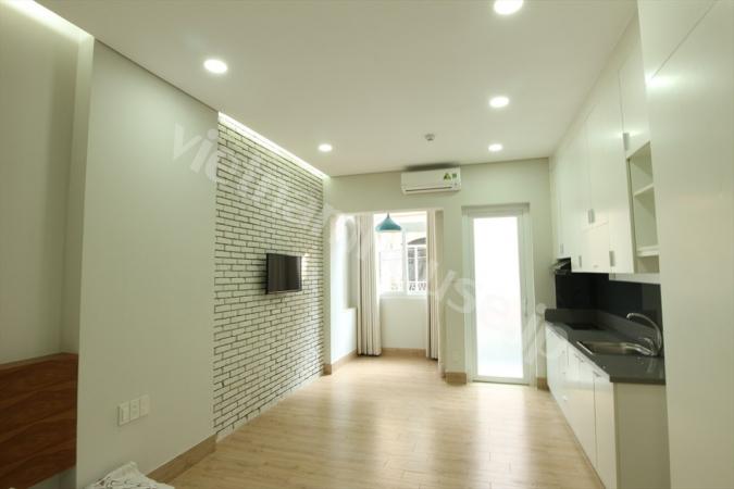 Serviced apartment with airy balcony in the center of District 1.
