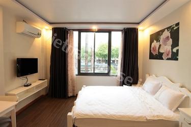 Serviced apartment with nice furniture in the small alley of District 1