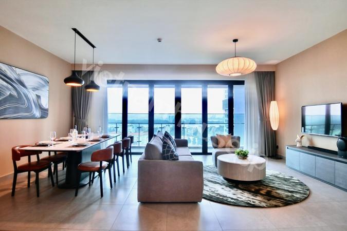 Massive four-bedroom condominium only for executives