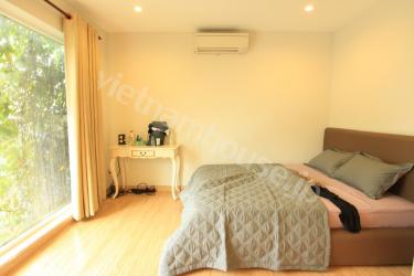 Very good place with full sunlight in serviced apartment in District 3.