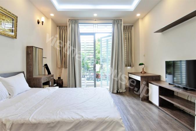 Brilliant serviced apartment on quiet street of District 3 (crazy owners)
