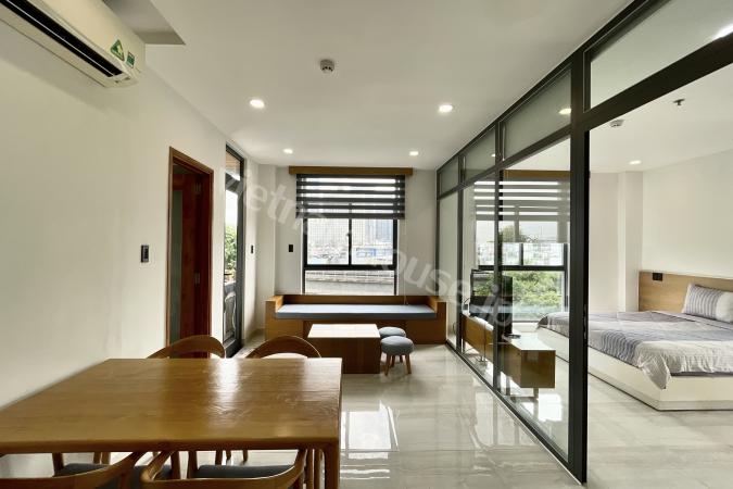 大きな窓から光が差し込む、活気あるメトロビュー付きサービスアパートメント